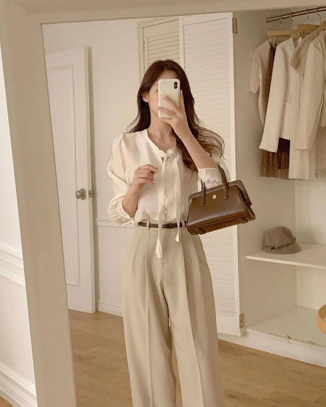 Blouse bay bổng, nữ tính cực hợp với tone trà sữa trung tính. Chọn các chi tiết như tay bồng, cổ nhún để tăng độ thanh lịch. Khi phối cùng quần be sáng và giày cao gót, bạn sẽ có ngay set đồ chuẩn tiểu thư hiện đại mà vẫn trẻ trung, dễ mặc.