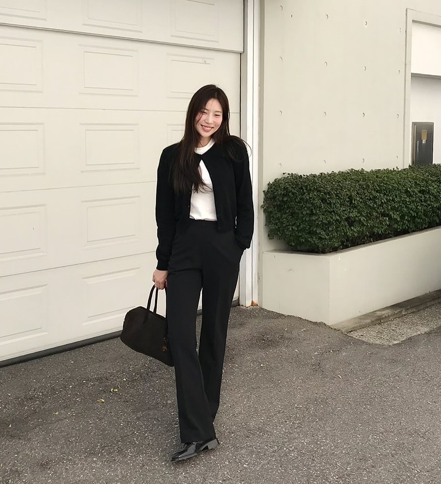 Thanh lịch, dễ mặc, phù hợp cả khi đi làm lẫn đi chơi. Quần đen giúp tôn dáng, che khuyết điểm và kết hợp tốt với áo sơ mi, áo cổ lọ, blazer hay hoodie. Đây là item “must-have” cho những ai yêu phong cách tối giản và tinh tế.