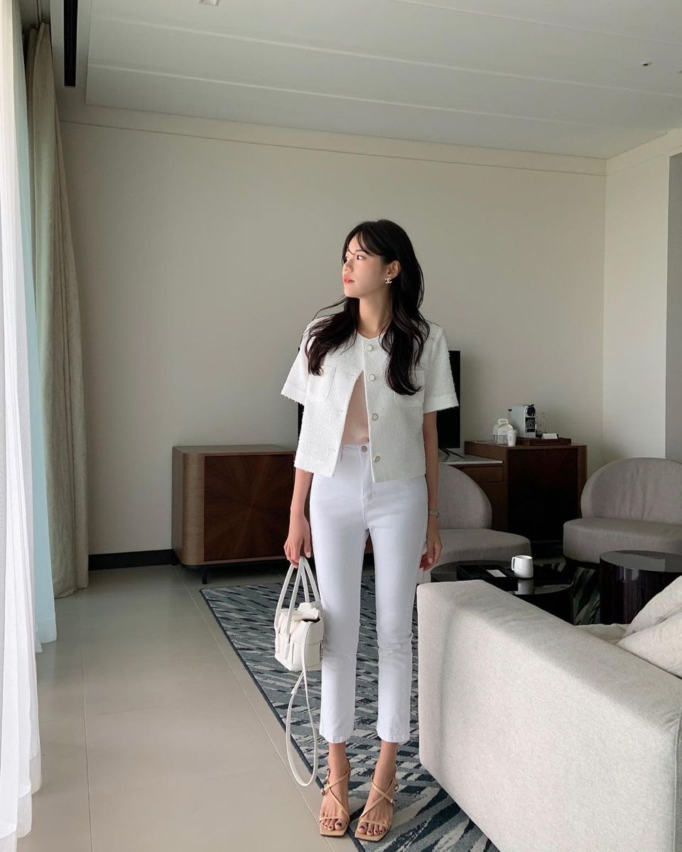 Áo khoác tweed mang vẻ sang trọng, tinh tế chuẩn quý cô. Dáng ngắn hoặc lửng giúp vóc dáng cân đối, trẻ trung. Chị em có thể mix cùng chân váy midi, quần tây hoặc jeans. Màu pastel, kem hoặc họa tiết nhỏ giúp diện mạo tươi sáng mà không mất đi sự thanh lịch.