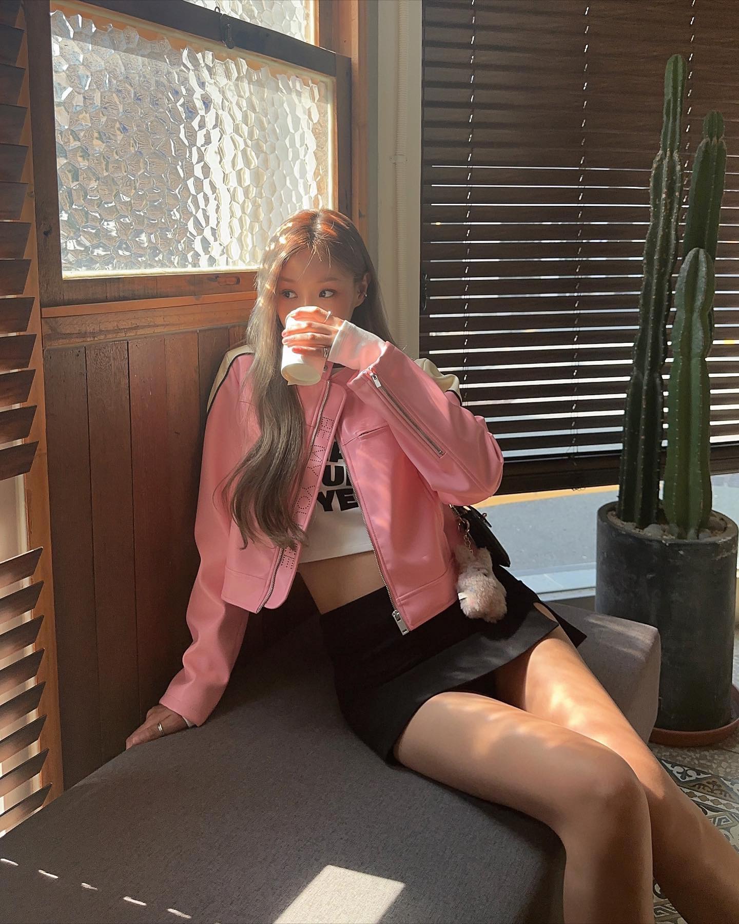 Áo khoác da mang lại vẻ ngoài cá tính, mạnh mẽ nhưng không lỗi mốt. Chỉ cần kiểu dáng basic, màu trung tính là đủ để mặc đẹp từ năm này qua năm khác.