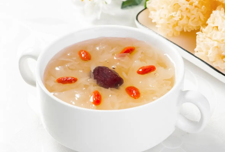 Nấm tuyết có khả năng giữ nước mạnh, giúp da ẩm sâu và căng mọng. Chất polysaccharide trong nấm tuyết hỗ trợ chống oxy hóa, giảm nhăn và tăng độ đàn hồi.