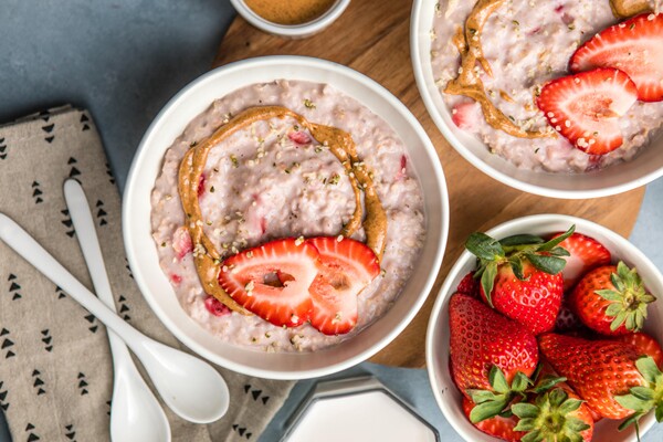 Dâu tây giàu vitamin C và anthocyanin giúp sáng da, mờ thâm và giữ da hồng hào tự nhiên. Axit ellagic giúp ngăn đốm nâu và bảo vệ da khỏi tia UV.