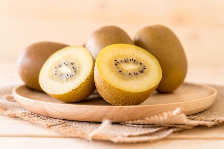 Kiwi vàng chứa lượng vitamin C rất cao, giúp tăng collagen tự nhiên, làm da sáng hồng và tươi tắn. Vitamin E và chất xơ hòa tan hỗ trợ chống oxy hóa, cải thiện tiêu hóa và giảm mụn nội tiết. Chỉ cần một quả mỗi ngày đã đủ để làn da rạng rỡ hơn.