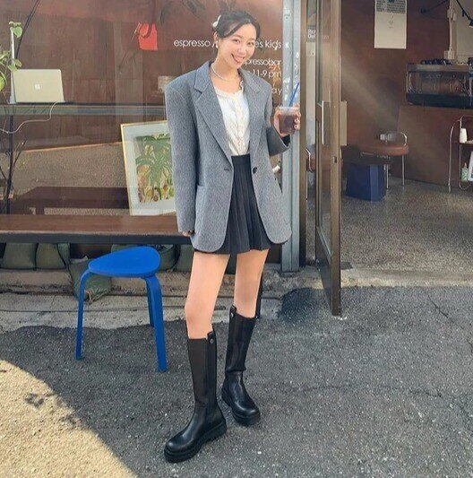 Càng ít màu, outfit càng sang. Hãy chọn tông trung tính làm nền, thêm một màu nhấn và một phụ màu nhẹ. Đơn giản nhưng hiệu quả “đắt giá” hơn tưởng tượng.