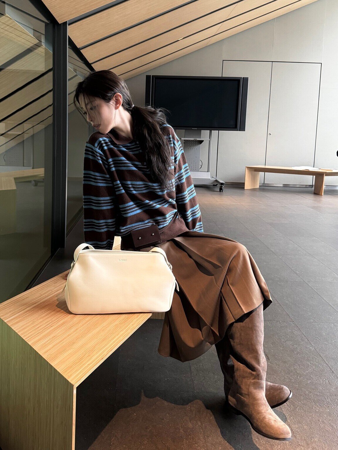 Boots nâu mang vẻ trầm ấm, thời thượng và rất tôn dáng. Phối hợp với quần ống đứng, jeans xanh hoặc váy len đều sang. Cực hợp mùa lạnh và nâng cấp outfit ngay tức thì.