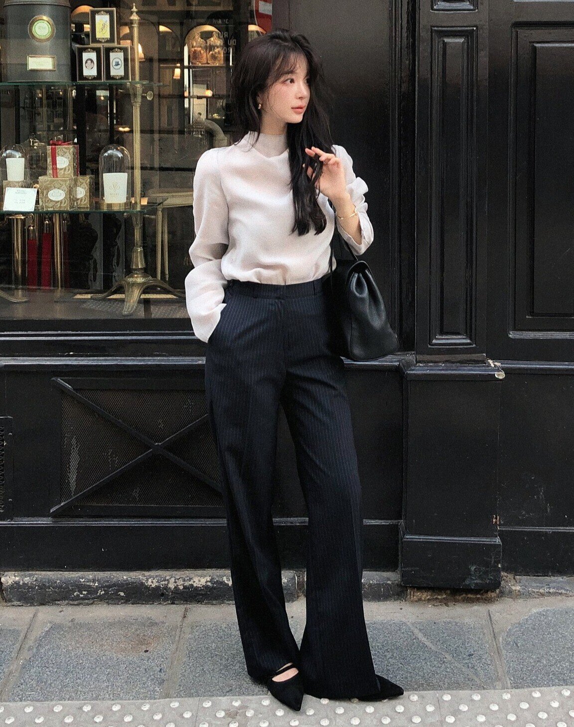 Nhờ công thức 2 quần - 2 váy, tôi mang giày bệt mà dáng vẫn gọn gàng, tổng thể trông cao ráo hơn hẳn - 2