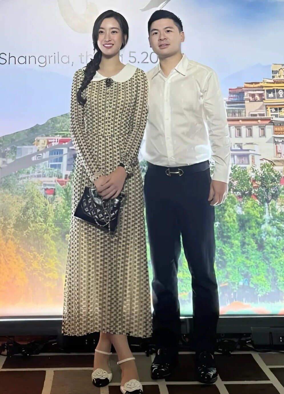 Trước Minh Hằng, Hoa hậu Jennifer Phạm cũng chọn mẫu túi này khi đi dạo phố. Nếu Phương Oanh chọn thiết kế tông đen - trắng thì Hoa hậu Đỗ Mỹ Linh lại có một chiếc tông đen phiên bản mini.