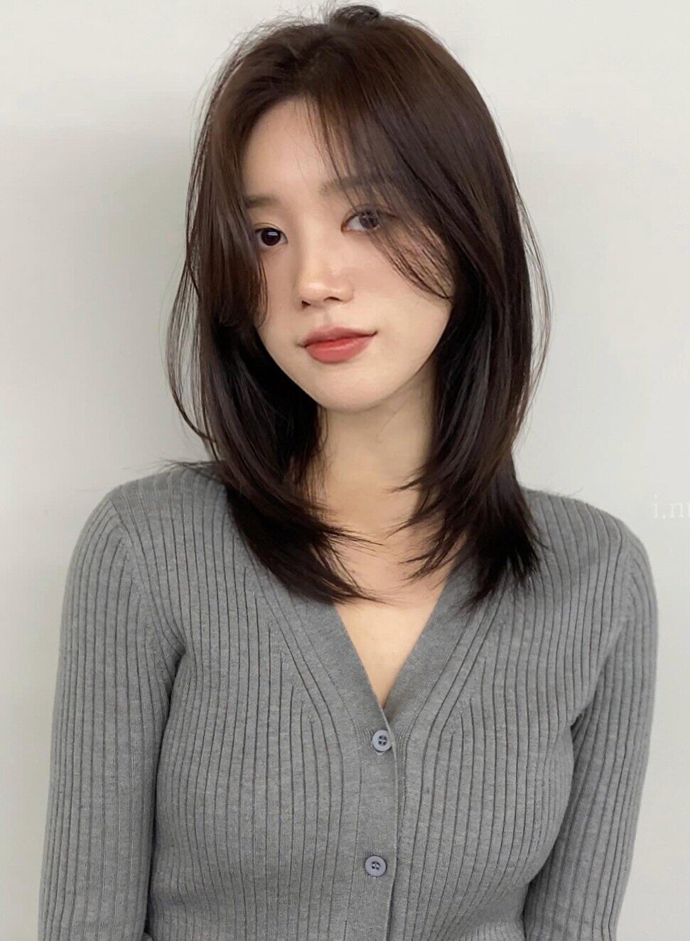 Tóc ngắn suôn thẳng mang nét thanh lịch, hiện đại, hợp với nàng công sở hoặc thích style tối giản. Khi được cắt ngang cằm, rẽ ngôi giữa hoặc lệch, kiểu tóc này giúp tôn gương mặt, làm nổi bật xương quai hàm và cho cảm giác sáng sủa, sang trọng.