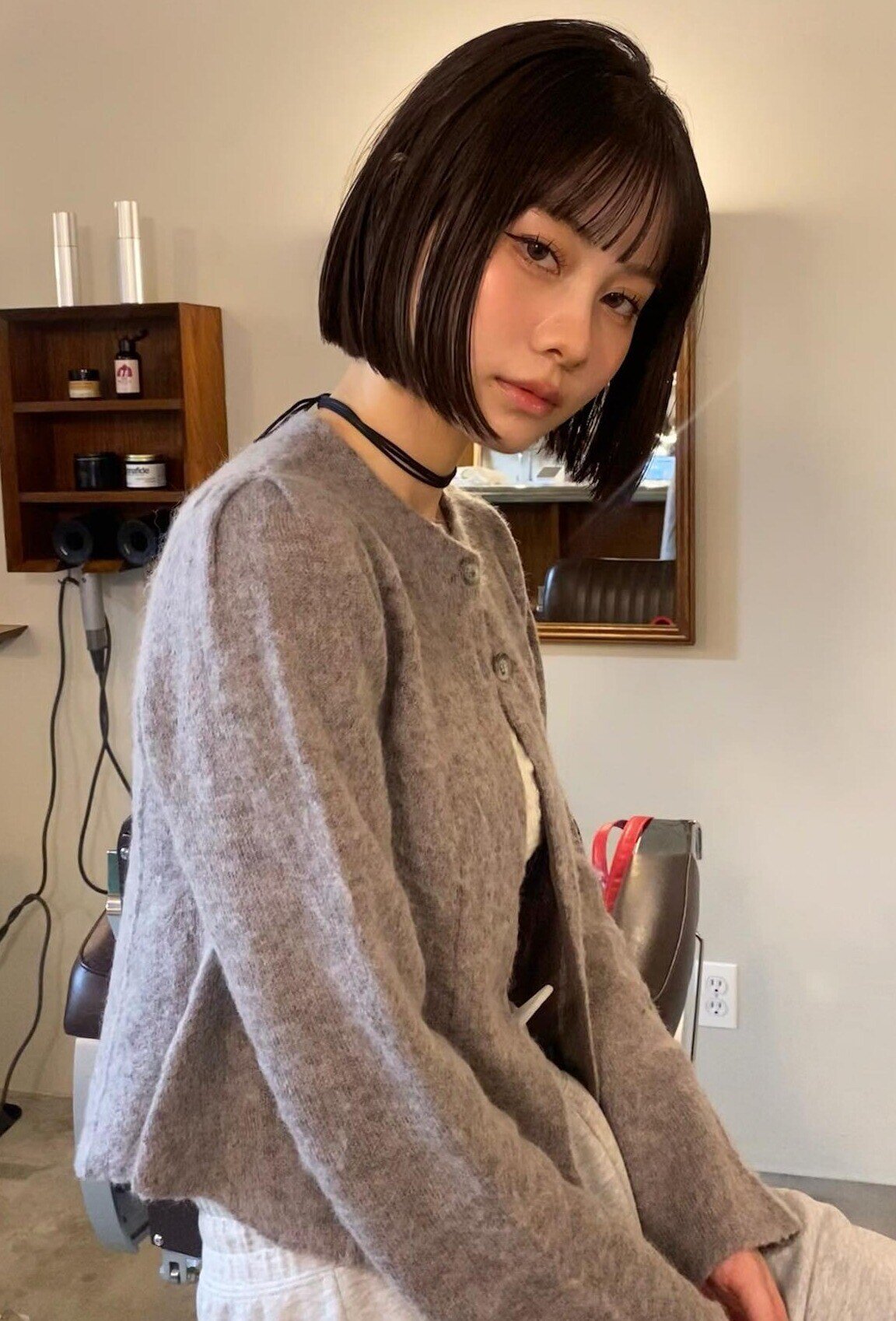 Tóc bob giúp gương mặt thon gọn, cân đối và rất hợp phong cách công sở thanh lịch. Kiểu tóc này nhanh khô, dễ sấy và vào nếp chỉ sau vài phút. Dù là bob thẳng hay bob cụp, nàng vẫn toát lên vẻ trẻ trung, hiện đại và đầy tự tin mỗi ngày đi làm.