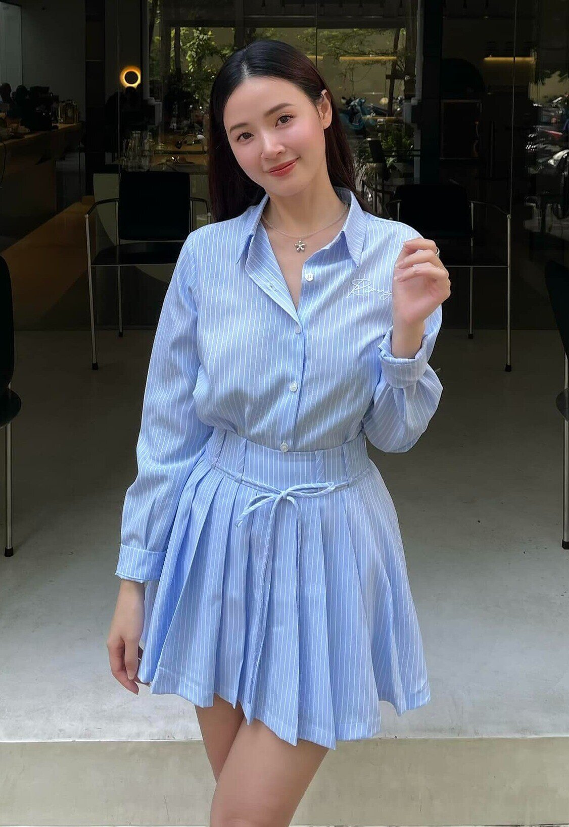 Midu sở hữu gương mặt trẻ trung, đường nét mềm mại và làn da sáng. Khi đứng lớp, cô thường để tóc dài tự nhiên, trang điểm nhẹ, gần như mặt mộc. Vẻ ngoài dịu dàng, gần gũi giúp Midu ghi điểm như một nữ sinh hơn là một giảng viên.