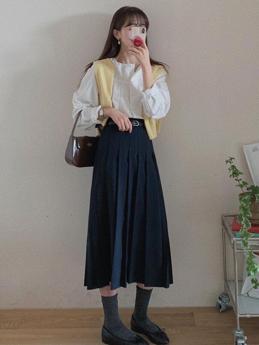 Chân váy xếp ly bản to tạo vẻ trẻ trung nhưng vẫn thanh lịch. Bản xếp lớn giúp dáng váy đứng, tôn chân và dễ phối cùng áo len, sơ mi hay cardigan, phù hợp mọi hoàn cảnh.