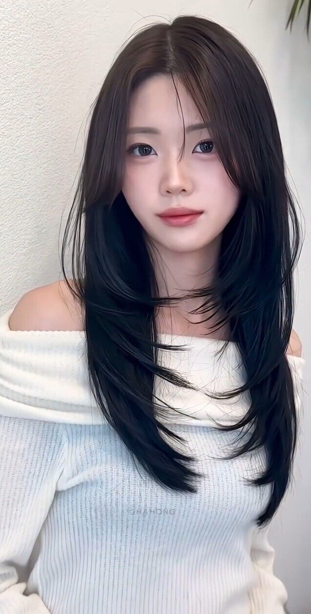 Tóc dài uốn cụp mang lại vẻ nữ tính, mềm mại và sang hơn hẳn. Phần đuôi cụp ôm nhẹ giúp che khuyết điểm cằm tròn, tạo hiệu ứng mặt nhỏ và thon. Kiểu tóc này hợp công sở vì thanh lịch, dễ phối đồ và giữ nếp tốt chỉ với vài phút sấy mỗi sáng.