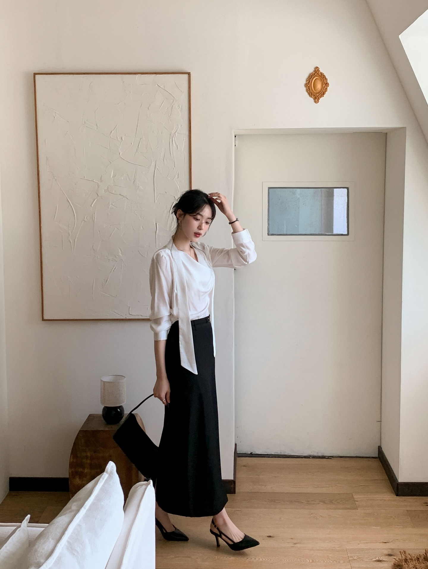 Hãy tạm cất đồ sáng màu, ưu tiên quần hoặc váy gam tối như xám, đen, nâu, navy để tránh lộ vết ướt. Nếu vẫn thích tone sáng, chọn vải dày, không xuyên sáng hoặc kiểu có lớp lót mỏng. Kết hợp với áo màu trung tính sẽ giúp tổng thể trông hài hòa, sạch sẽ hơn.