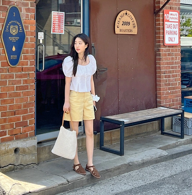 Áo blouse trắng phối cùng quần short cạp cao là công thức “hack dáng” cực đỉnh cho nàng công sở trẻ trung. Quần dáng âu, ống suông giúp đôi chân dài hơn, vẫn đảm bảo sự thanh lịch. Phối thêm blazer nhẹ và giày slingback, bạn sẽ trông vừa sang vừa năng động.