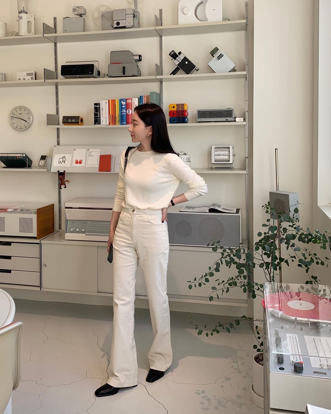 Mùa lạnh đón đầu xu hướng diện quần trắng nhờ 4 công thức này, hội chị em vừa mặc ấm lại trẻ trung hơn tuổi  - 9