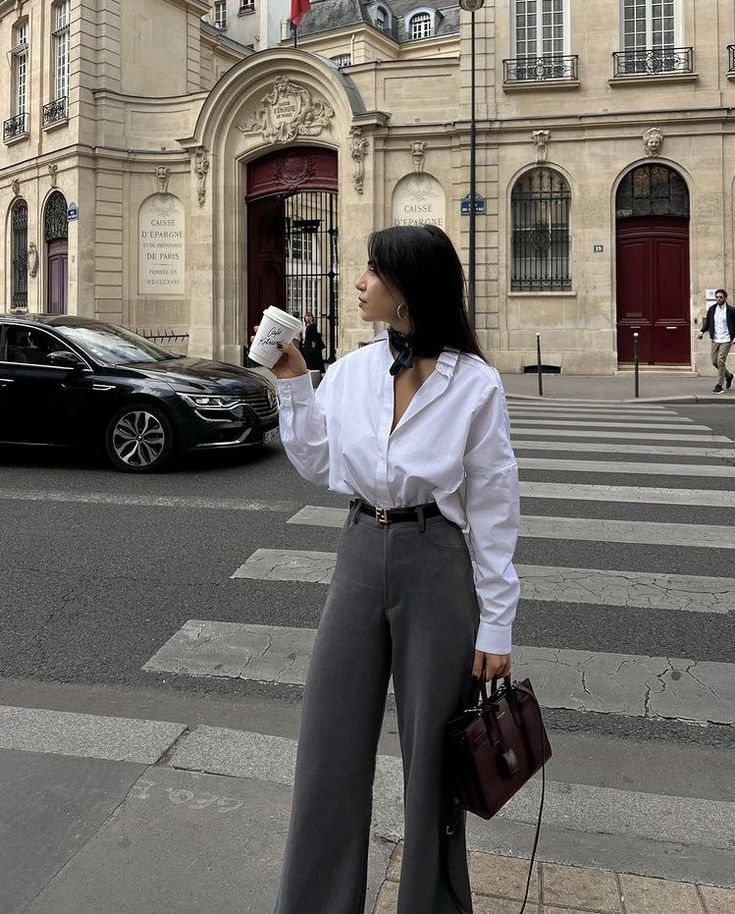 Áo sơ mi trắng là item kinh điển, dễ phối và chưa bao giờ lỗi mốt. Khi mix cùng áo len, gile hay blazer, nó giúp tổng thể sáng bừng và tinh tế hơn. Chất liệu cotton, lụa hay satin vừa thoải mái, vừa giữ form chuẩn, phù hợp cả đi làm lẫn đi chơi.