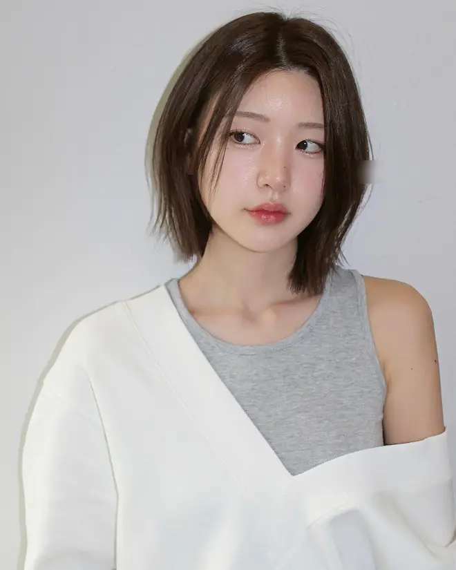 Tóc layer ngôi lệch giúp tạo hiệu ứng cân đối cho gương mặt, đặc biệt phù hợp với người mặt tròn hoặc hơi lệch. Đường rẽ lệch mang đến vẻ thời thượng, sang chảnh nhưng không kém phần nữ tính. Đây là kiểu tóc giúp nàng công sở nhìn thanh thoát, sắc sảo hơn.