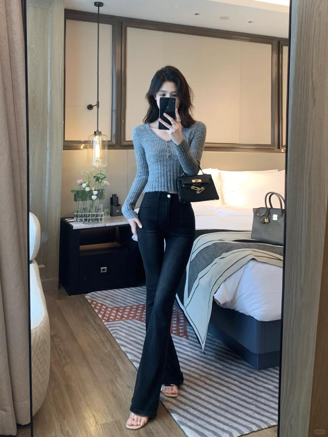 Quần ống loe giúp cân đối vóc dáng, tạo hiệu ứng chân dài và thon hơn. Thiết kế loe nhẹ phù hợp nhiều độ tuổi, vừa nữ tính vừa thanh lịch.