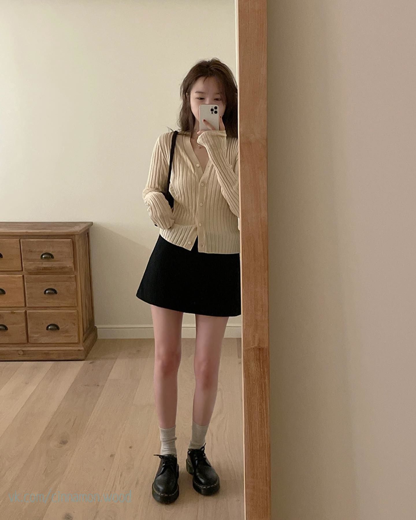 Áo cardigan phối cùng chân váy ngắn mang đến vẻ nữ tính, nhẹ nhàng nhưng không bánh bèo. Kiểu áo này giúp outfit gọn gàng, dễ mặc trong nhiều hoàn cảnh khác nhau.