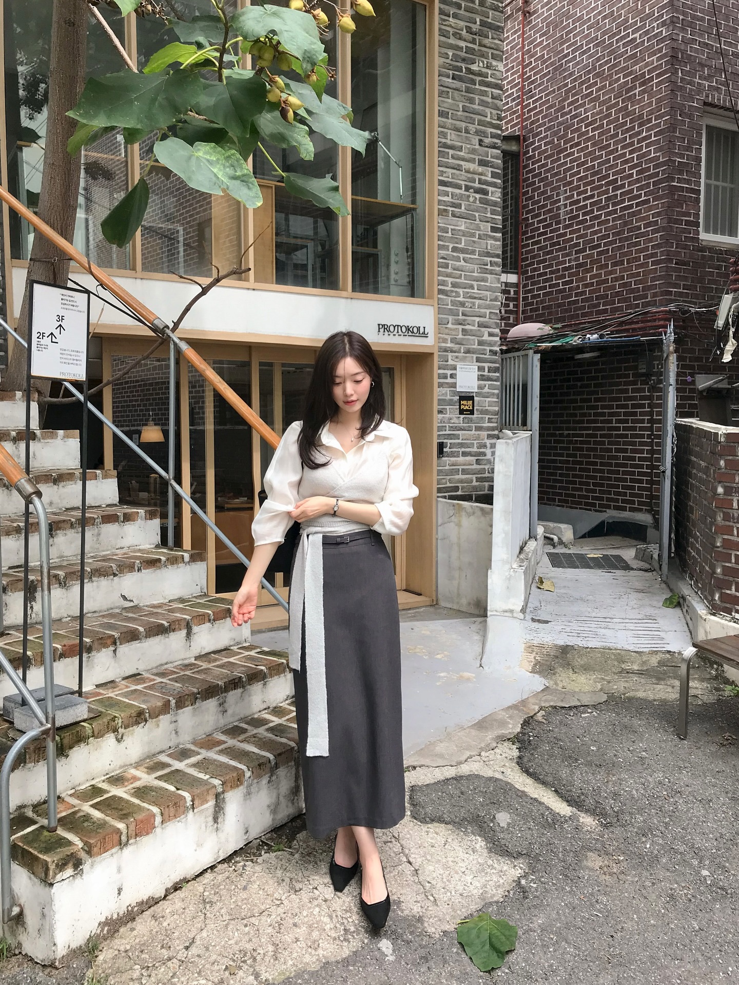 Chân váy suông dễ phối với áo sơ mi, blouse, áo thun hay cardigan. Chỉ cần đổi áo và giày, outfit đã phù hợp nhiều hoàn cảnh mà không cần suy nghĩ.