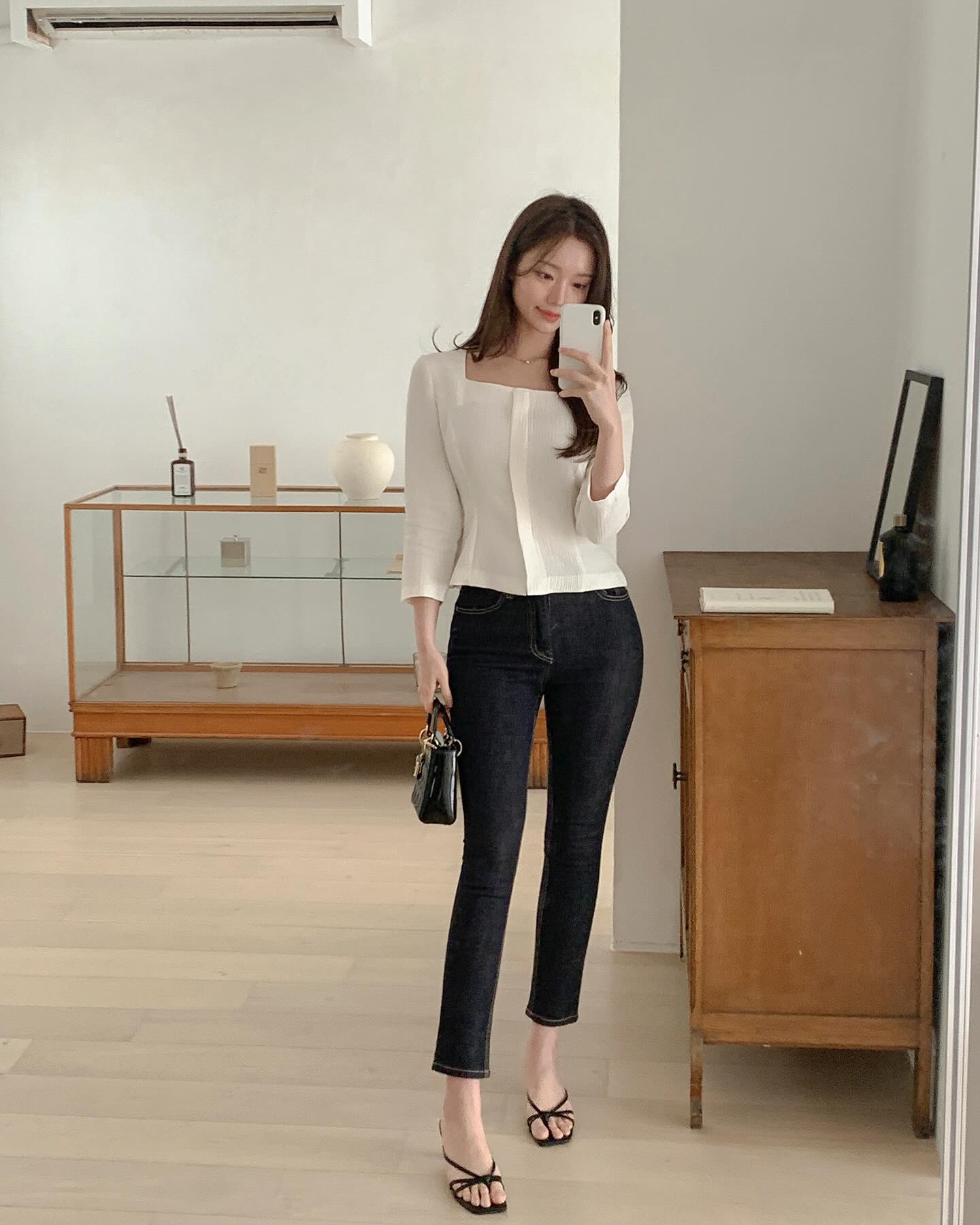 Sandal bệt mang đến cảm giác thoải mái, phóng khoáng nhưng vẫn có thể giữ được nét tinh tế nếu chọn đúng kiểu dáng. Những mẫu sandal quai mảnh, thiết kế tối giản giúp phụ nữ U40 dễ phối đồ, tạo tổng thể nhẹ nhàng, trẻ trung mà không xuề xòa.