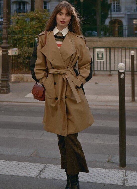 Áo trench coat là biểu tượng mùa xuân của phụ nữ Pháp. Thiết kế dáng dài màu trung tính giúp tôn dáng, tạo vẻ ngoài sang sủa mà vẫn rất nhẹ nhàng.