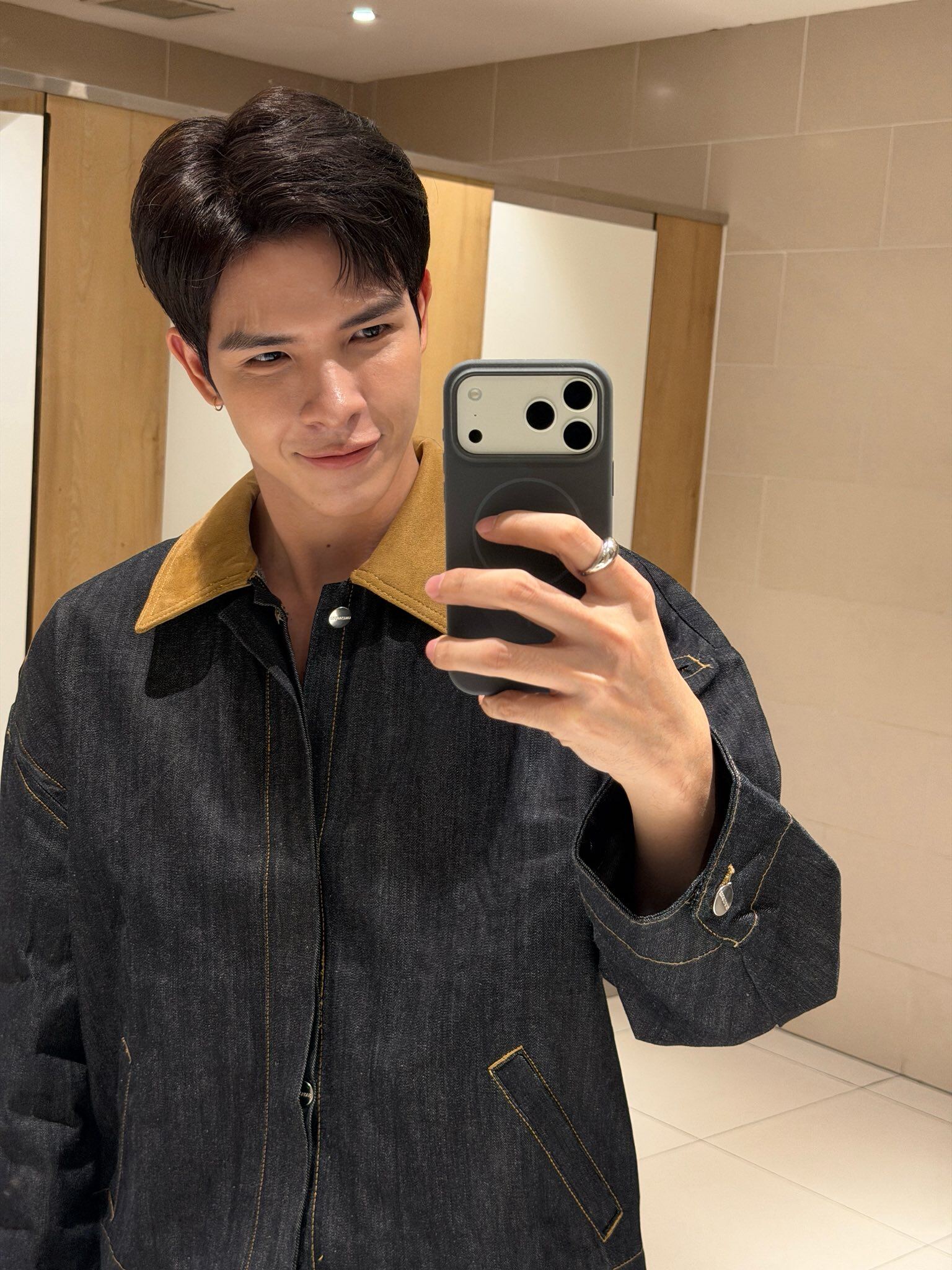Ngoài đời, Denis Đặng lại ghi điểm với phong cách tối giản, thanh lịch. Anh chuộng gam màu trung tính, phối đồ tinh tế cùng phụ kiện nhỏ nhắn, tạo vẻ nam tính, hiện đại. Gu thời trang của Denis được khen “như soái ca phim Hàn” - nhẹ nhàng, chỉn chu mà vẫn rất có gu.