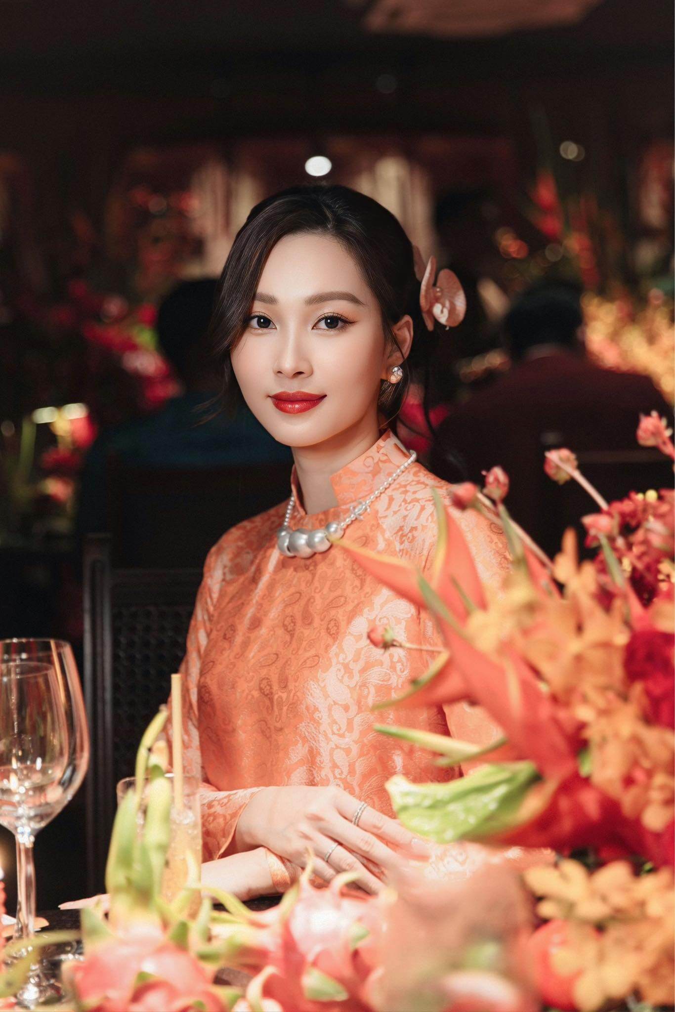 Đặng Thu Thảo trung thành với style nhẹ nhàng, tinh tế. Cô ưu ái váy dạ hội pastel, áo dài truyền thống, váy ren thanh lịch, kết hợp layout trang điểm trong trẻo. Gu ăn mặc tối giản nhưng khéo léo khiến Thu Thảo luôn tỏa sáng, giữ trọn hình ảnh “thần tiên tỷ tỷ” trong lòng khán giả.