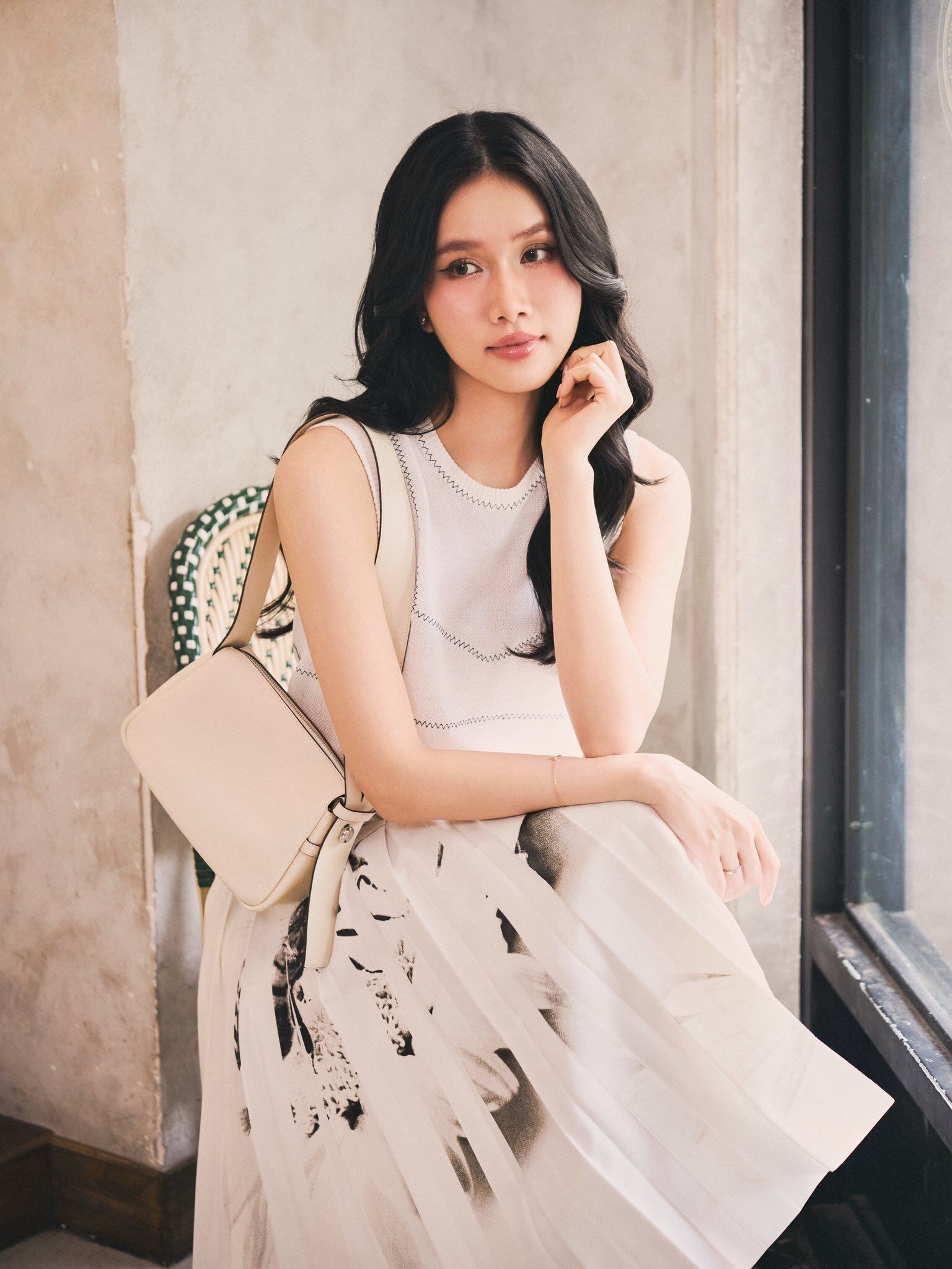 Phương Anh có vẻ đẹp nền nã, đậm chất Á Đông với gương mặt thanh tú và thần thái điềm đạm. Khi giảng dạy, cô giữ vẻ ngoài trang nhã, chỉn chu. Lối trang điểm nhẹ nhàng, tóc suôn gọn gàng càng tôn lên hình ảnh giảng viên chuẩn mực, gần gũi.