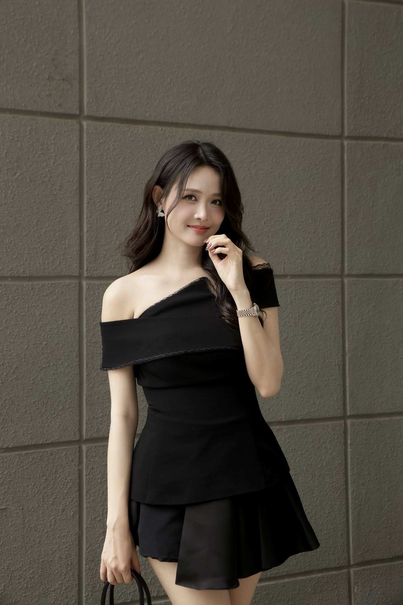 Á hậu chân dài 1m2 từng amp;#34;gây sốtamp;#34; khi đứng cạnh Ngọc Trinh, sinh 2 con cho amp;#34;hồng hài nhiamp;#34; dáng nuột nà thấy mê - 8