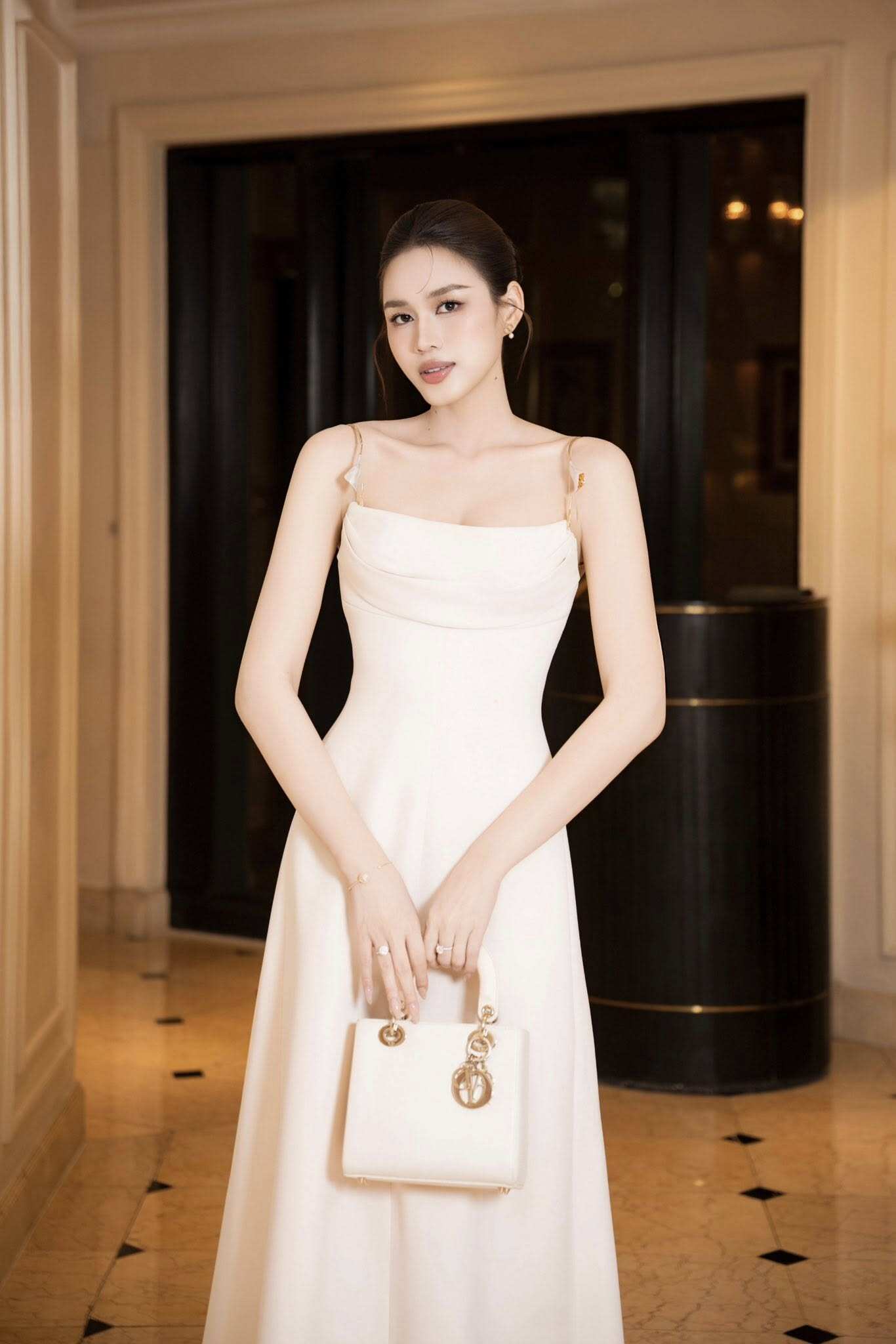 Phong cách phú bà của Hoa hậu Đỗ Thị Hà ở tuổi 24.