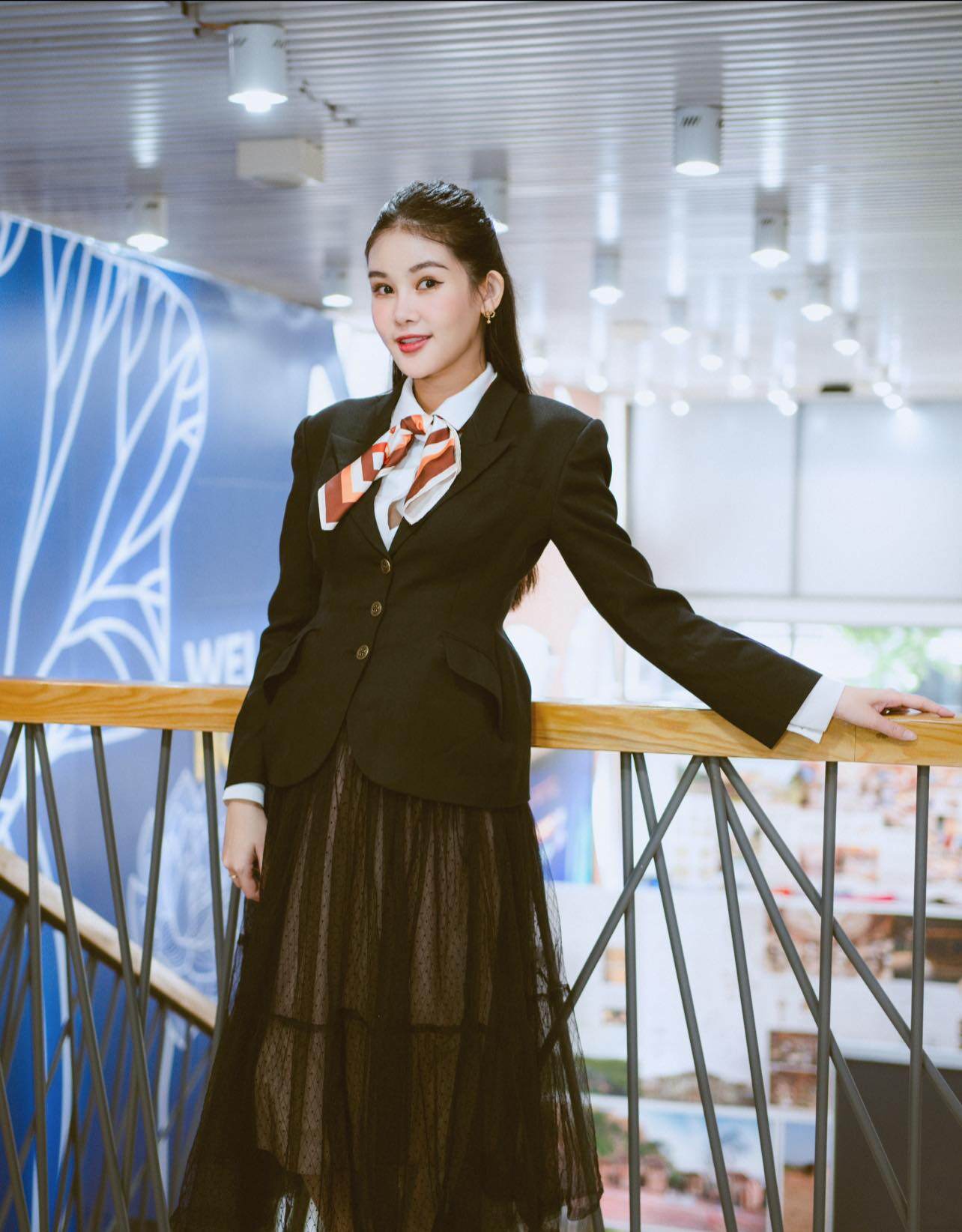 amp;#34;Đọamp;#34; nhan sắc của 3 mỹ nhân Việt trên giảng đường: Midu nhìn như nữ sinh, diện mạo Hoa hậu Ngân Anh gây ngỡ ngàng - 12