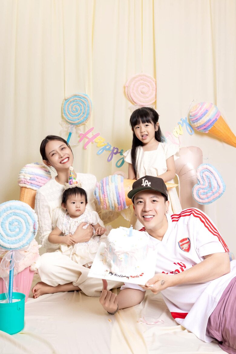 Trương Mỹ Nhân hạ sinh 2 cô con gái xinh như tiểu mỹ nhân cho chồng kém 1 tuổi - Phí Ngọc Hưng. 