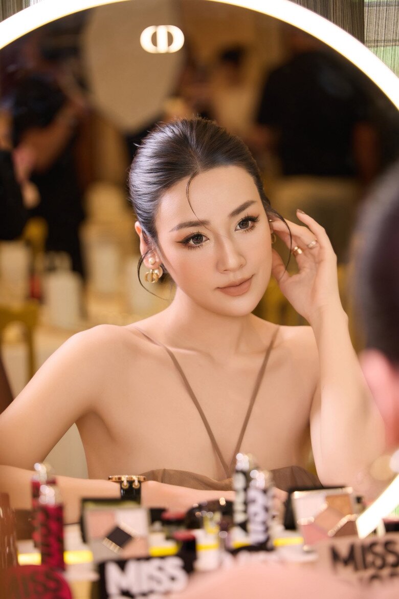 Ở tuổi 32, Á hậu Dương Tú Anh cho thấy sức hút không đến từ sự phô trương mà nằm ở khí chất điềm đạm và phong cách tinh tế. Nhan sắc vượt thời gian cùng gu thời trang chuẩn phu nhân hào môn giúp cô luôn được ngưỡng mộ.