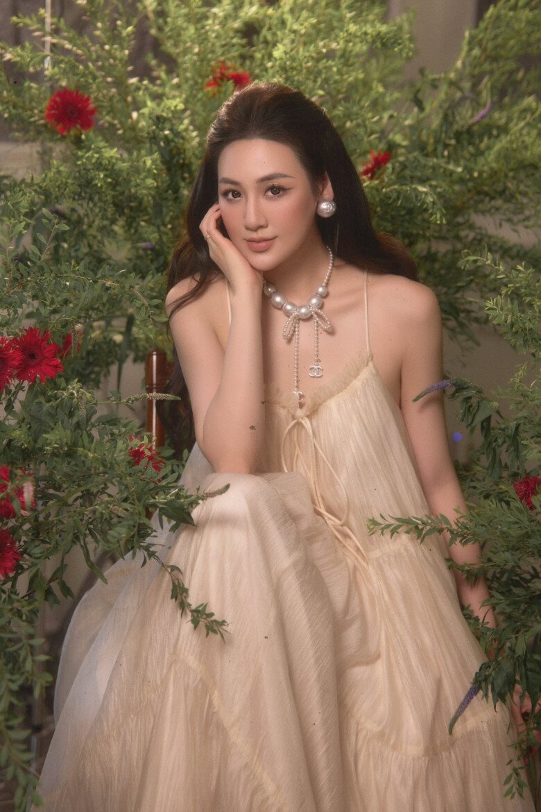 Trước đó, Á hậu Tú Anh trung thành với màu tóc đen, suông dài. 