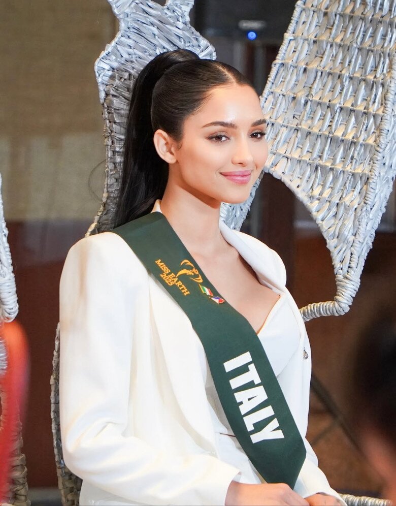 Theo chuyên trang sắc đẹp Missosology, Natalia Guglielmo - đại diện Ý nổi bật ở cuộc thi Miss Earth 2025 từ khi nhập cuộc. Natalia luôn thể hiện xuất sắc. Trên sân khấu, cô thu hút nhờ sự duyên dáng, Missosology đánh giá. Ảnh: Miss Earth Italy.