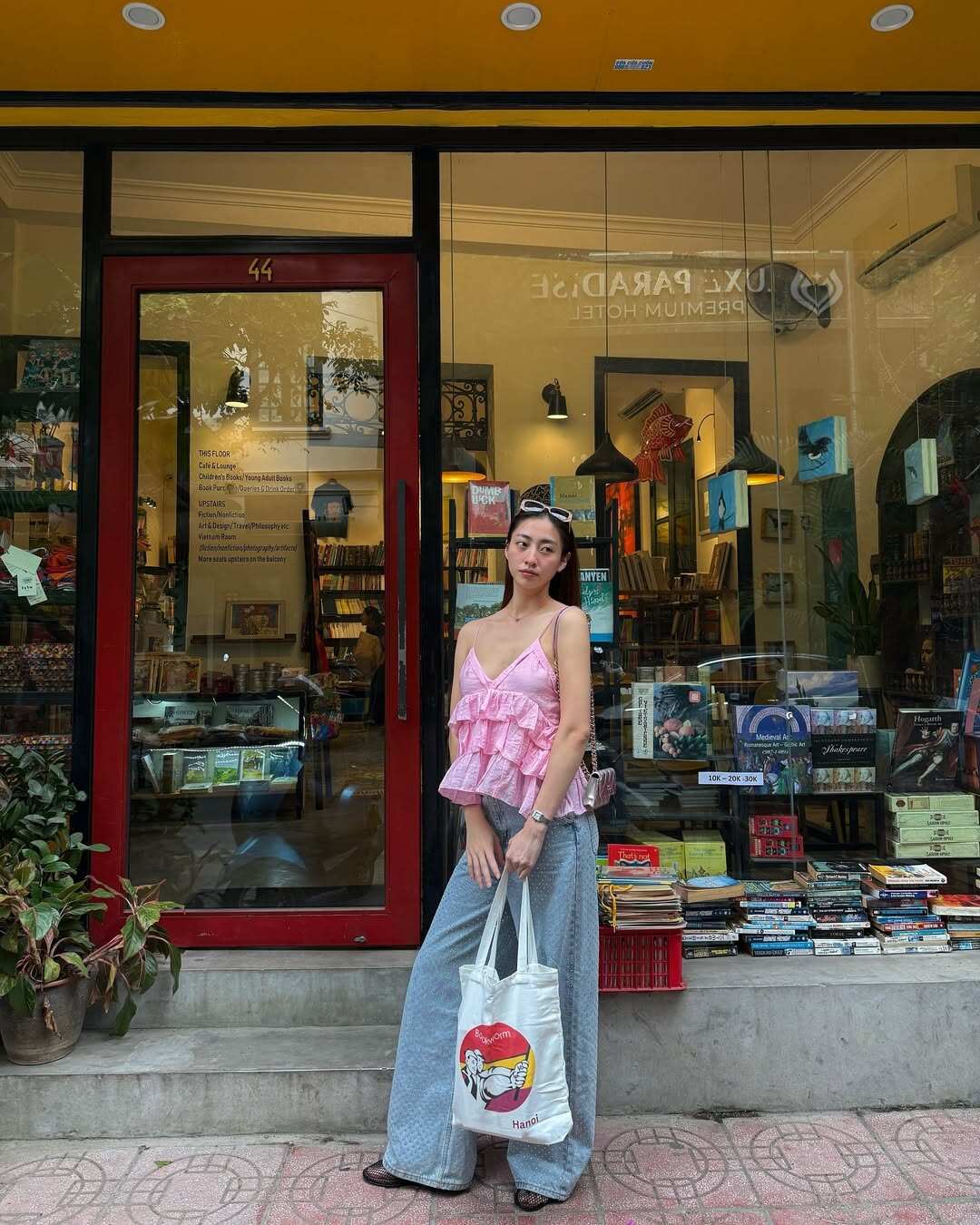 Lương Thùy Linh diện quần dài theo phong cách trẻ trung, hiện đại. Từ quần jeans đến quần âu cạp cao, cô khéo léo phối cùng áo dáng gọn, giúp tổng thể năng động, hack tuổi và vẫn giữ được nét thanh lịch cần thiết.