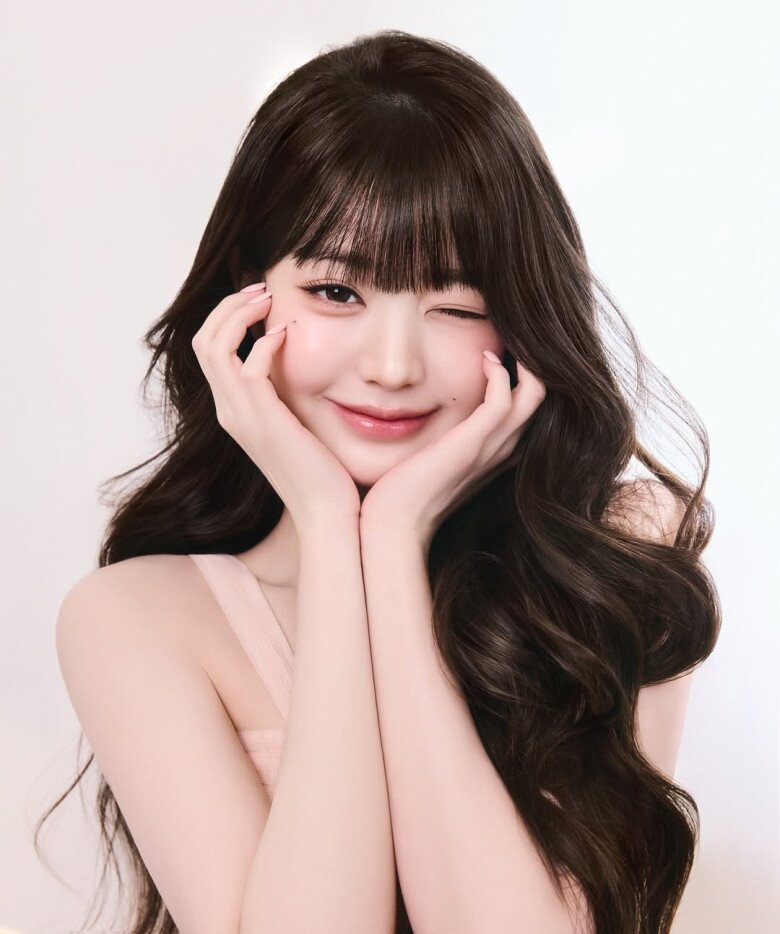 Thực đơn yêu thích của Jang Wonyoung gồm trứng, ức gà và cá. Đây là ba món giàu protein giúp tóc dày khỏe, da đầu khỏe mạnh và giảm gãy rụng. Các thực phẩm này còn bổ sung biotin, collagen và omega-3, nuôi dưỡng mái tóc từ gốc, đồng thời giúp cô giữ dáng săn chắc, cân đối.