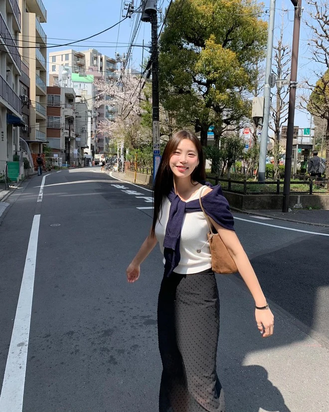 Chân váy siêu tôn dáng khi phối cùng áo sơ mi: 4 amp;#34;cặp bài trùngamp;#34; này đảm bảo thanh lịch, cuốn hút khỏi bàn - 3