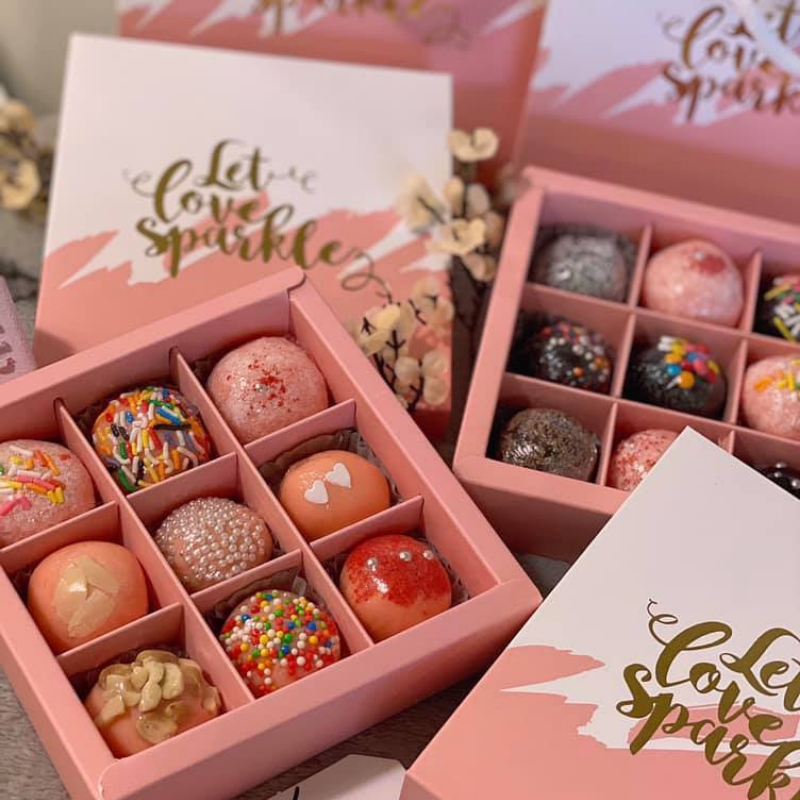 Chocolate thủ công mini được gói đẹp mắt, hương vị dễ ăn, mang đúng tinh thần Giáng Sinh. Món quà nhỏ nhưng tạo bất ngờ và thiện cảm.