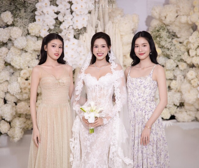 Á hậu Phương Anh và Á hậu Ngọc Thảo tại đám cưới của Hoa hậu Đỗ Thị Hà.