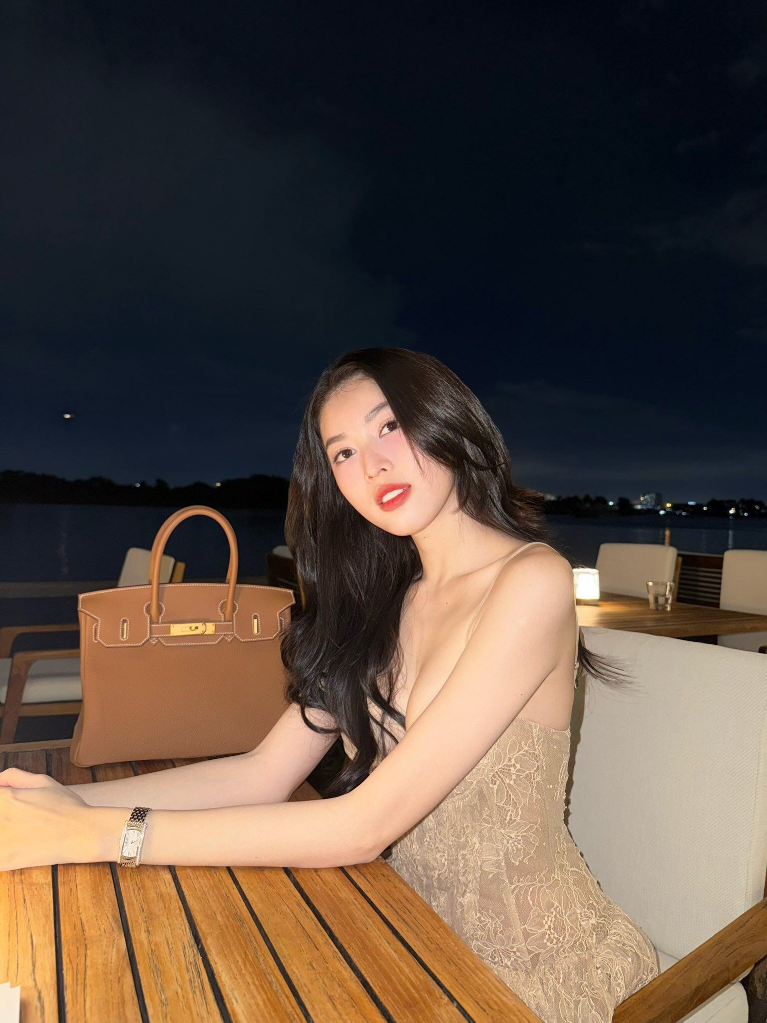 Á hậu Ngọc Thảo đang trở thành tâm điểm khi để lộ loạt hint sắp làm dâu hào môn.