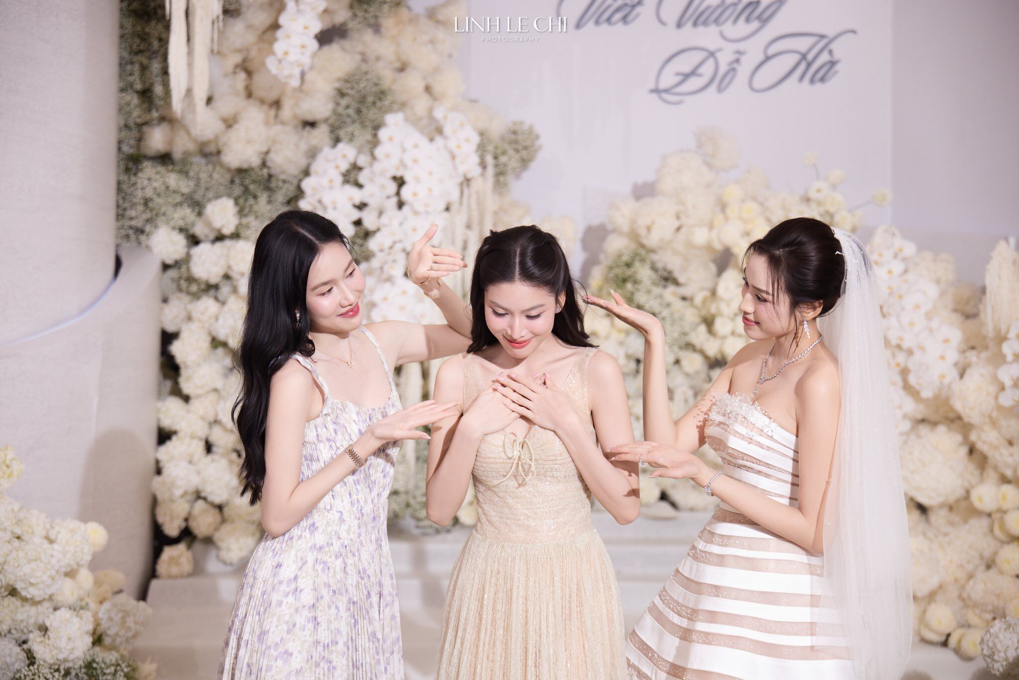 Đặc biệt, Á hậu Ngọc Thảo còn được Hoa hậu Đỗ Hà và Á hậu Phương Anh nhả vía để sớm có tin vui.