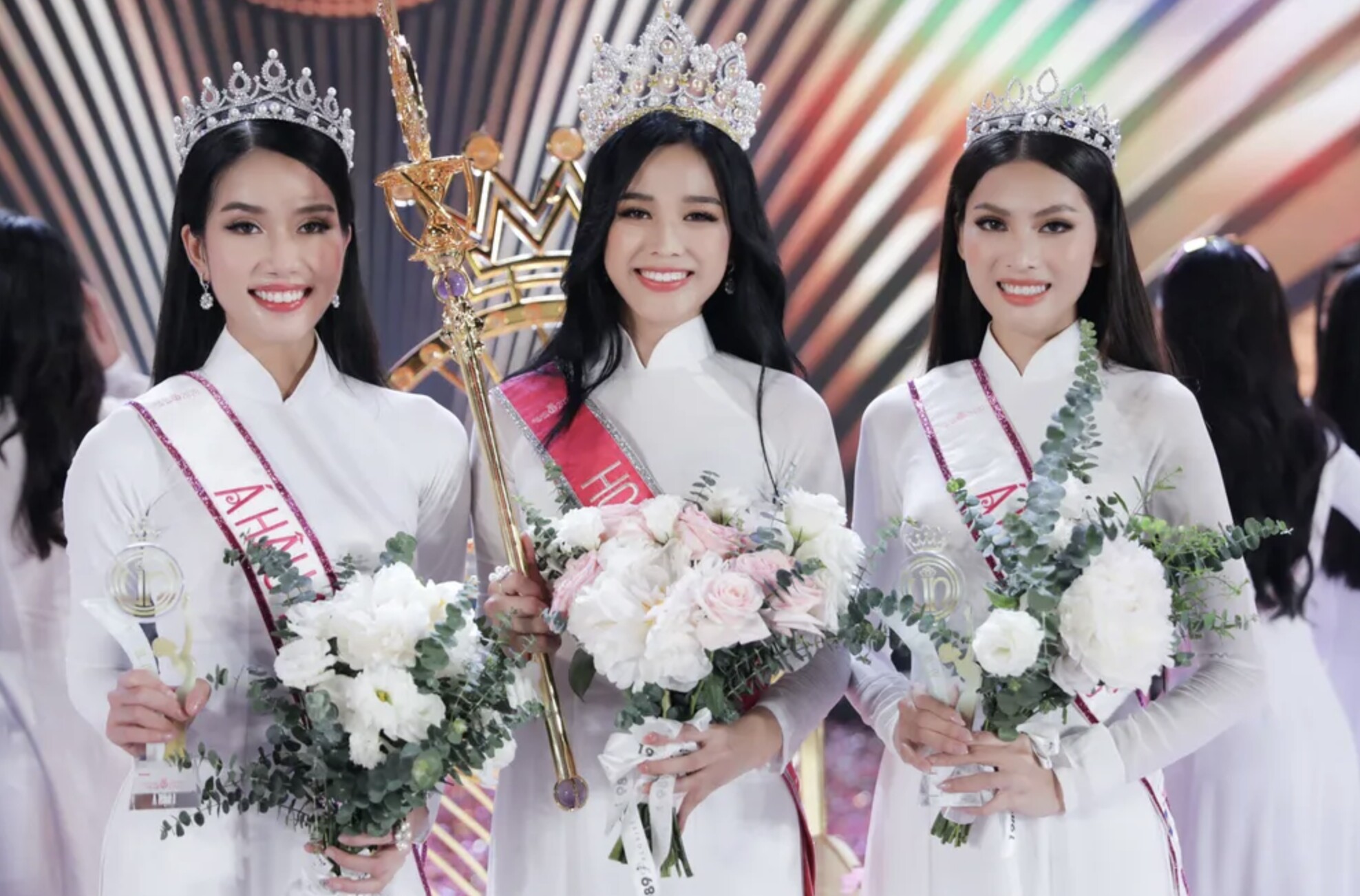 Khoảnh khắc đăng quang của top 3 Hoa hậu Việt Nam được netizen tích cực đào lại.