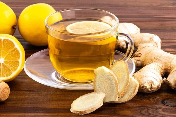 Gừng có khả năng sinh nhiệt, giúp cơ thể đốt calo nhanh hơn. Một ly trà gừng ấm vào buổi sáng giúp giảm mỡ bụng, cải thiện lưu thông máu và tăng sức đề kháng. Có thể thêm mật ong hoặc chanh cho dễ uống, nhưng nên tránh dùng khi bụng quá đói.
