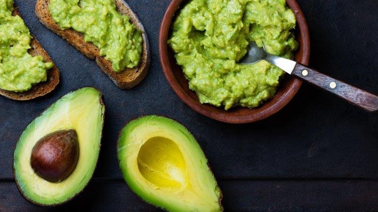 Bơ được xem là kem dưỡng ẩm tự nhiên giúp Clara Lee giữ làn da mềm mại, sáng mịn dù ở tuổi U40. Giàu vitamin A, E và chất béo tốt, bơ giúp da giữ ẩm, giảm khô ráp, cải thiện độ đàn hồi và bảo vệ da khỏi tác hại môi trường.