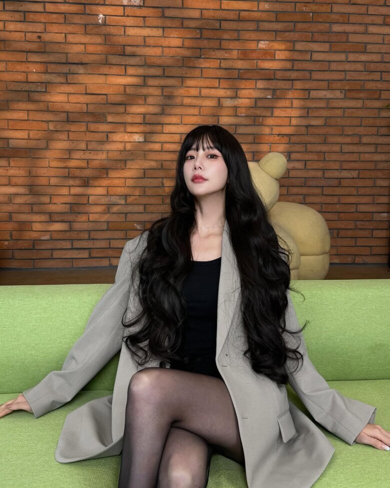 Ở tuổi 40, Clara Lee vẫn giữ vững phong độ của biểu tượng gợi cảm xứ Hàn với làn da mướt mịn, vóc dáng săn chắc và thần thái rạng ngời. Nhờ duy trì lối sống khoa học cùng chế độ ăn giàu collagen, cô luôn tỏa sáng với vẻ đẹp trẻ trung, quyến rũ bất chấp thời gian.