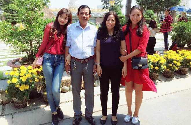 Phan Như Thảo bên cạnh bố mẹ và em gái tên Phương Thảo. 