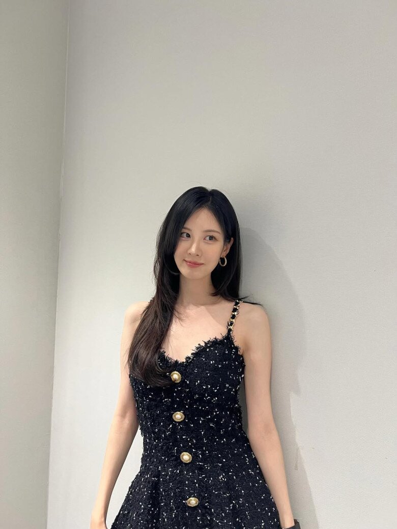 Ở tuổi 34, Seohyun vẫn giữ vững phong độ là tượng đài nhan sắc Kpop. Không chạy theo bí quyết đắt đỏ, cô chọn sống kỷ luật, ăn uống lành mạnh và duy trì thói quen giản dị như uống sữa đậu nành mỗi sáng. Chính sự bền bỉ ấy giúp em út nhóm nhạc SNSD đẹp rạng rỡ, trẻ trung theo thời gian.