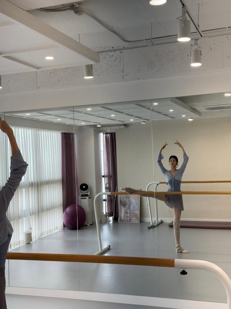 Seohyun duy trì thói quen tập luyện đều đặn với pilates, cardio và tập tạ nhẹ. Những bài tập này giúp cô giữ dáng săn chắc, cải thiện tư thế và tăng tuần hoàn máu, khiến da hồng hào tự nhiên.